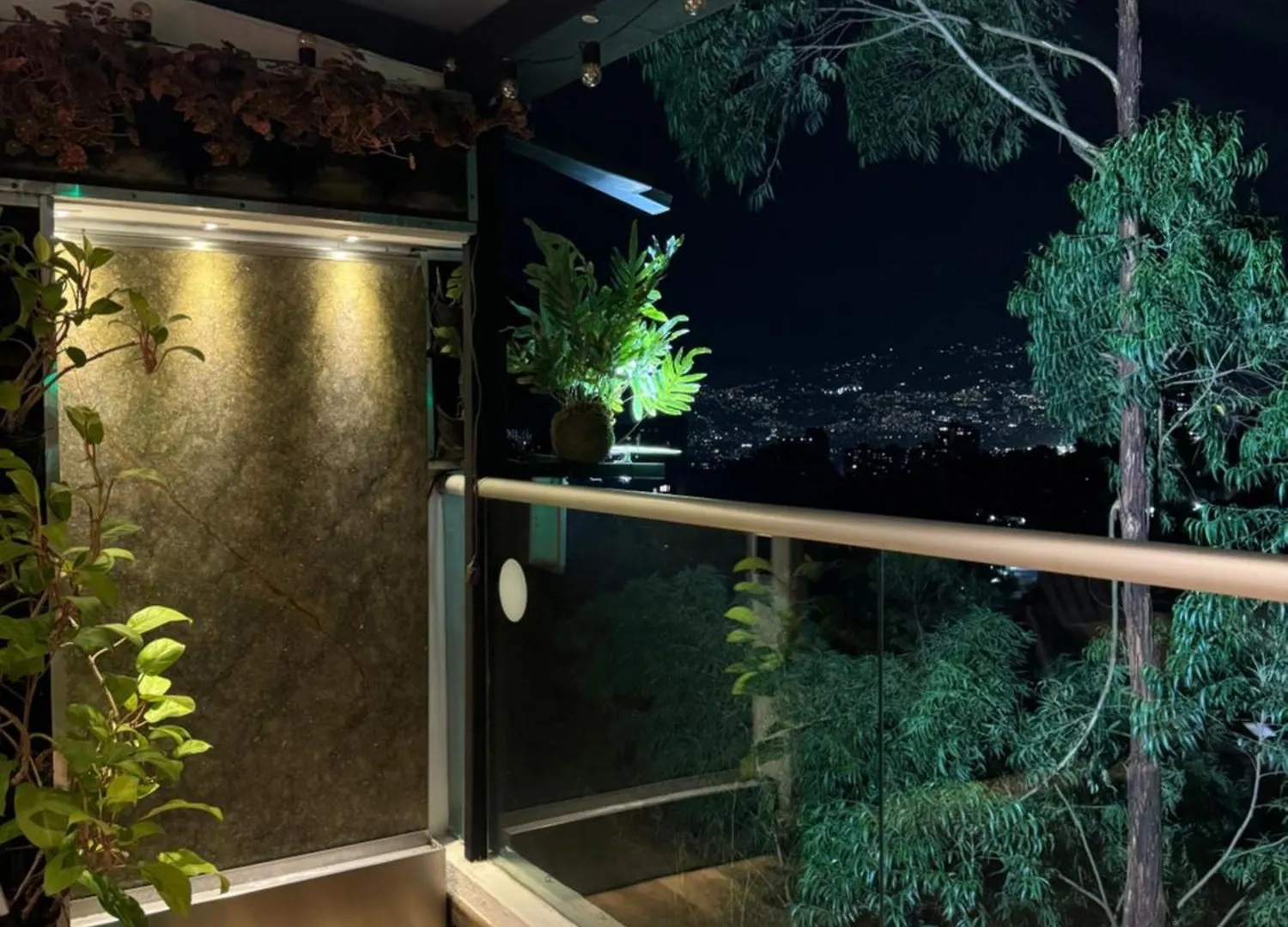 Amplio, Lujoso Y Exclusivo Apartamento Con Terraza Y Vista Envigado 0*,  Colombia